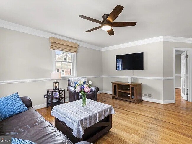 Foto del edificio - 404 Forest Ln