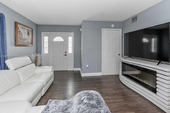 Foto del edificio - 1021 SW 104th Ct