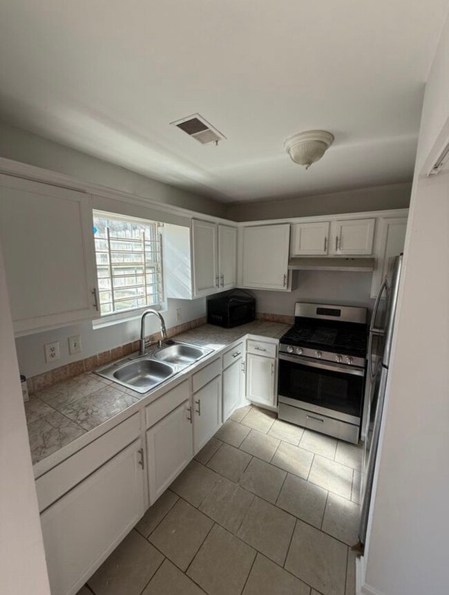 Building Photo - 283 Flagstone Way