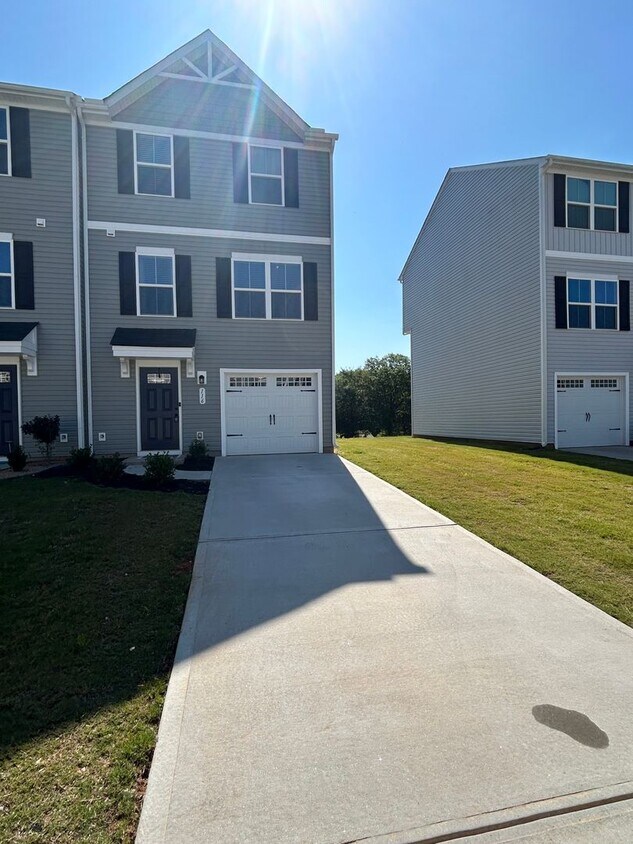 Foto principal - Easley, 3BD/2.5BA, 1605SF