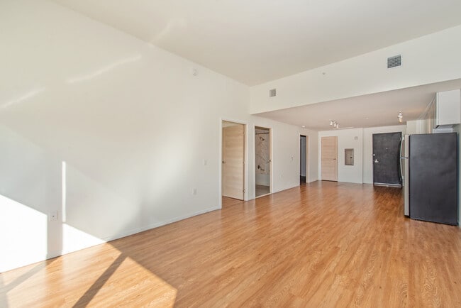 Building Photo - Essence 144