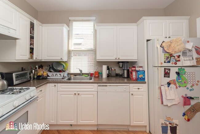 Foto del edificio - 3144 N Oakley Ave