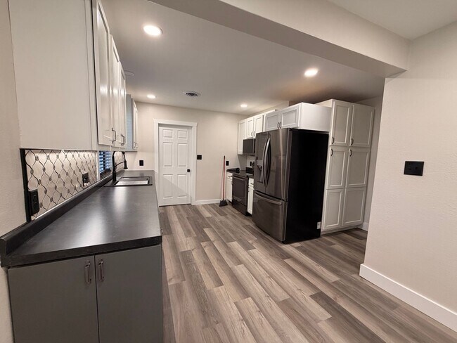 Foto del edificio - Beautifully Remodeled Zero Entry 2 Bedroom $1850