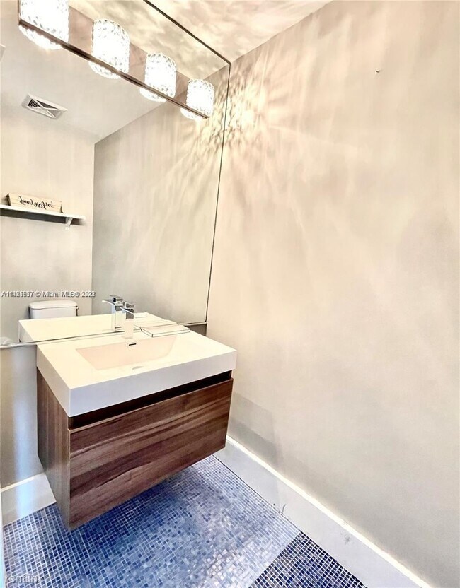 Building Photo - 1 br, 1.5 bath Condo - 60 SW 13th St Apt 2002