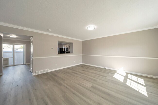 Foto del edificio - Modern 3 Bed, 3 Bath Home with Central Air...