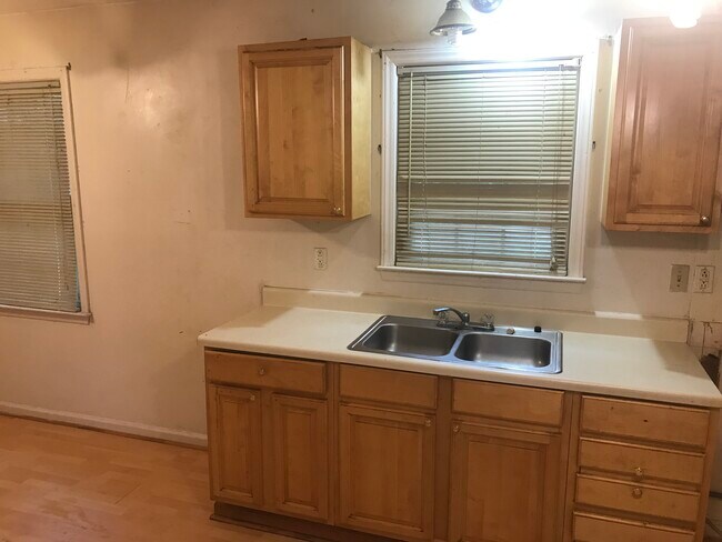 Building Photo - 1910 John Ct