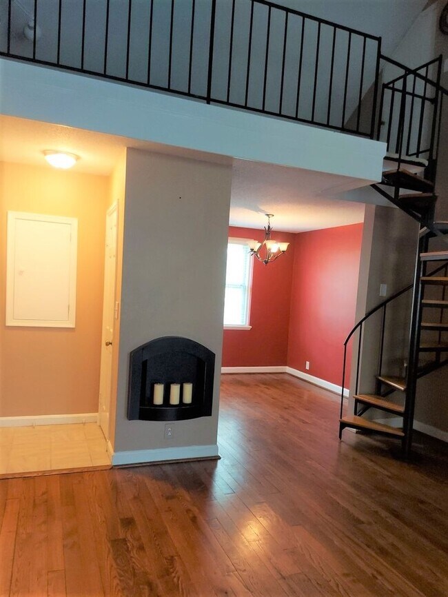 Foto del edificio - Stunning And Spacious 2-Level, 1 Bedroom, ...