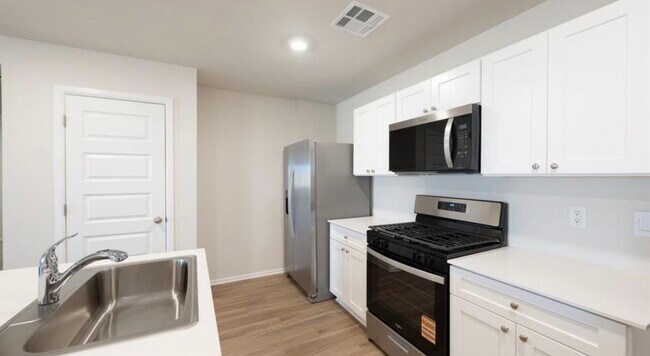 Foto del edificio - 560 St Charles Pl