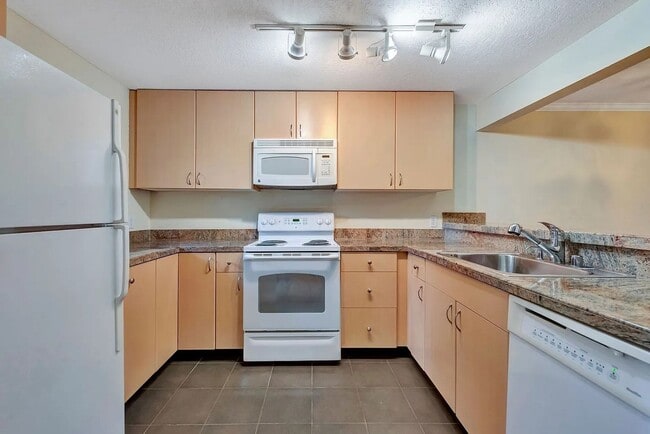 Building Photo - Cozy 2 bedroom 1 bath conveniently located...