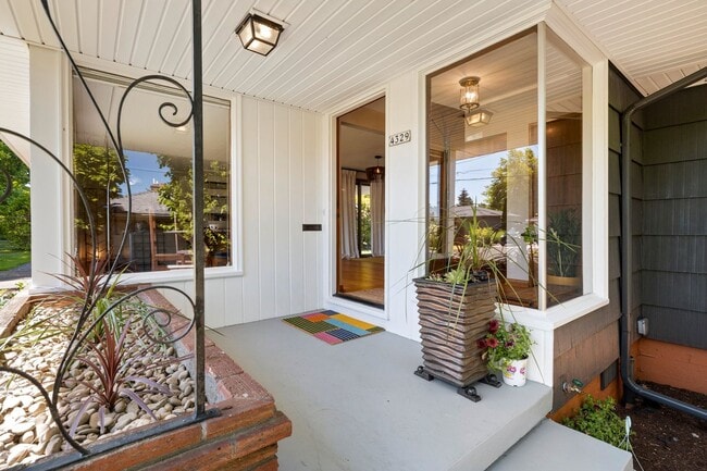 Building Photo - Mid-Century Classic! 3bd/3ba 2700 sf Short Term- FULLY FURNISHED!