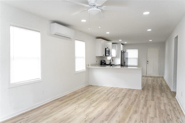 Building Photo - 923 E 39th St