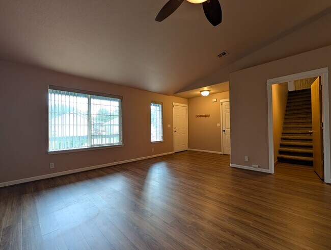 Foto del edificio - Great 3 bed/2bath home with bonus space and fenced in yard!