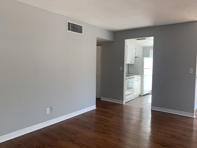 Building Photo - P167 - LMB #108
