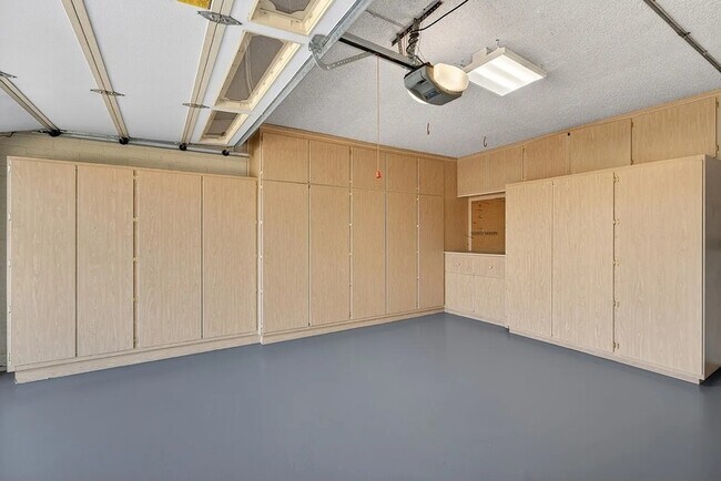 Building Photo - 1725 E La Jolla Dr