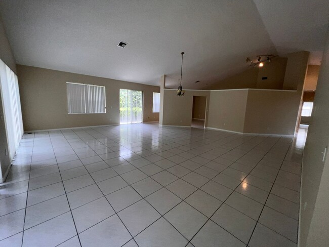 Building Photo - Amazing 4 Bedroom Home in Grand Palms!