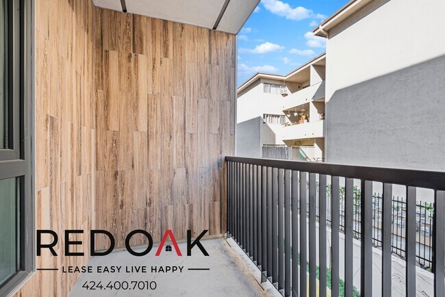 Foto del edificio - Sun-Drenched One Bedroom with Beautiful Fl...