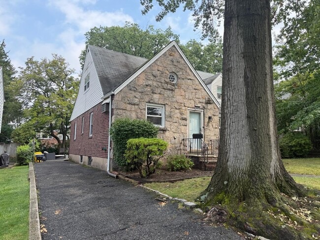 Building Photo - 649 Oakdene Ave