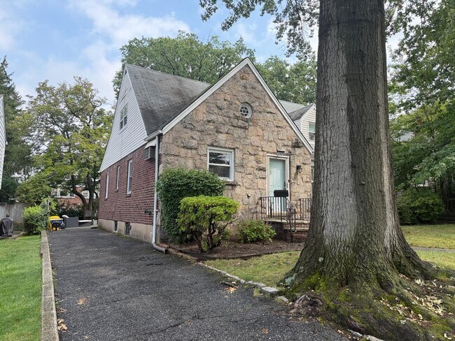 Foto del edificio - 649 Oakdene Ave