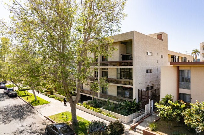 Foto del edificio - 729 S Hobart Blvd