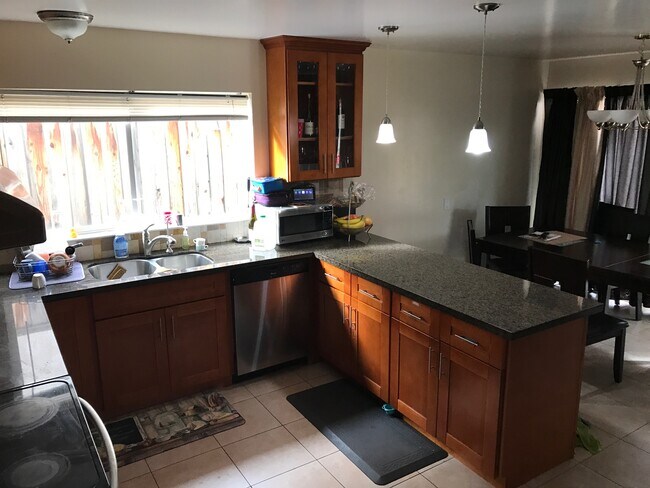 Foto del edificio - 1571 Lyle Dr
