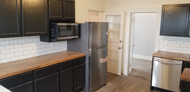 Building Photo - 125 Durston Ave