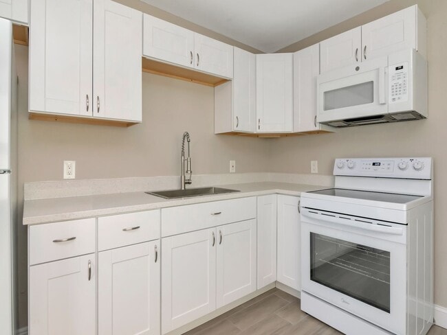 Foto del edificio - Voucher Ready! Newly Renovated 3-Bedroom, 2-Bath Duplex in Prime Bradenton Location!