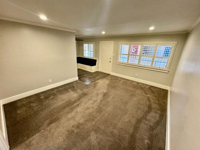 Building Photo - REMODELED 1 BEDROOM CONDO - Naples Island ...