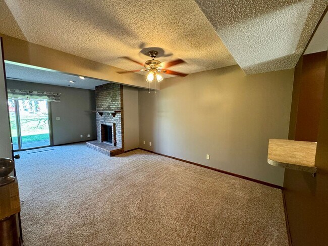 Building Photo - Centrally located 2 bed, 1 1/2 bath townhouse