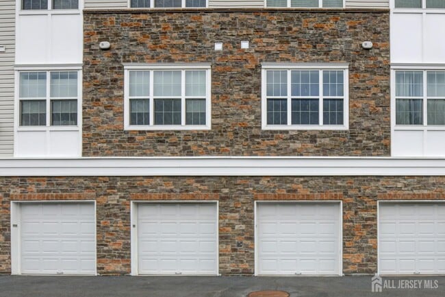 Building Photo - 722 Lorhan Dr