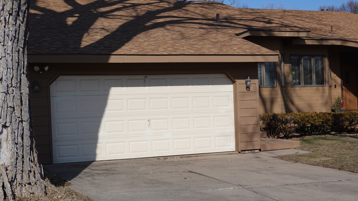 Oversized garage with storage - 2317 Montana Ave E