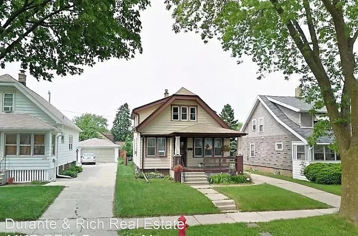 2902 E Van Norman Ave, Saint Francis, WI 53235 Townhome Rentals in