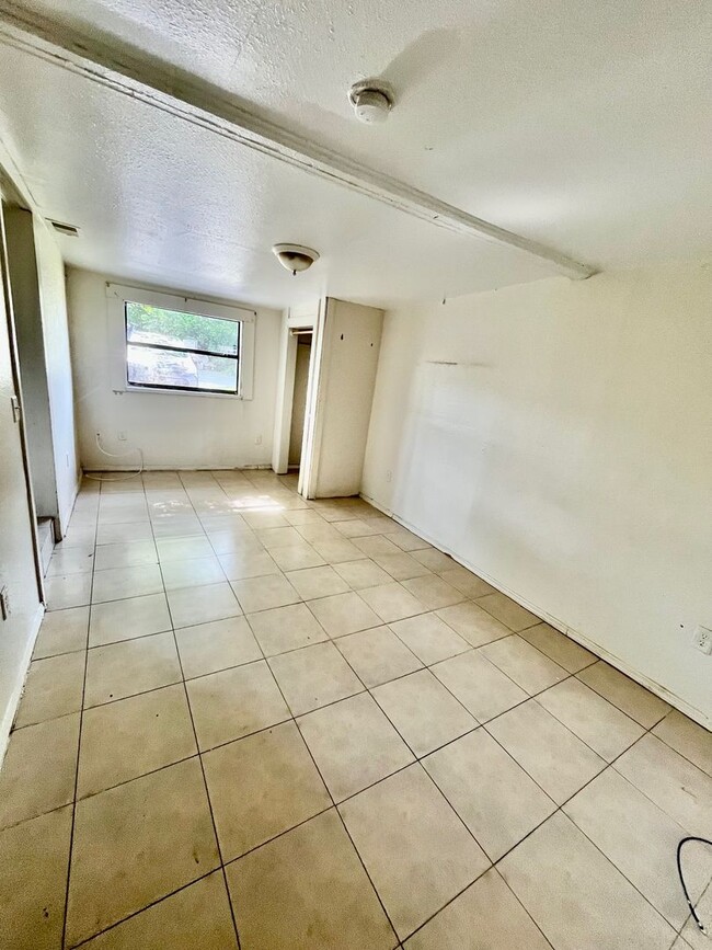 Building Photo - *Large 3BR/1BA Lakeland Home*