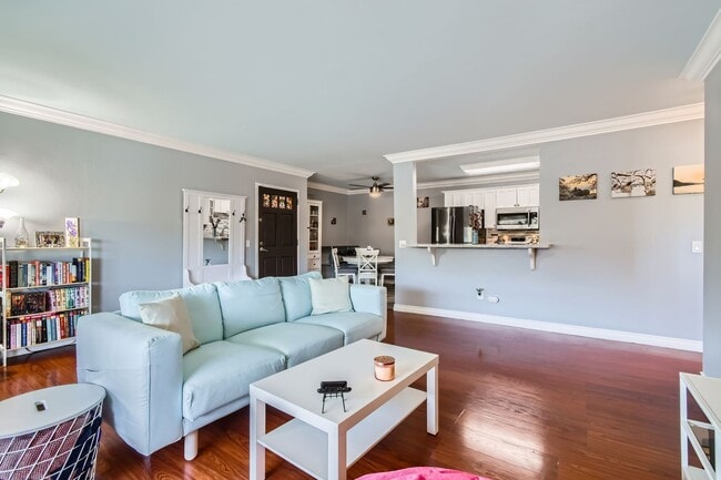 Foto del edificio - Renovated 3-Bed Condo with In-Unit Laundry, Garage & Pool