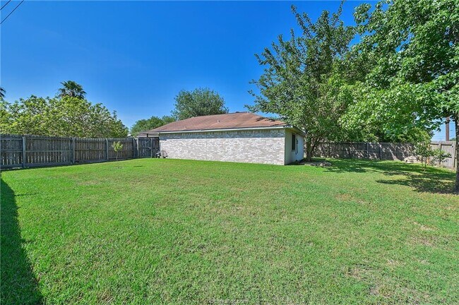 Building Photo - 1100 Buttercup Cir