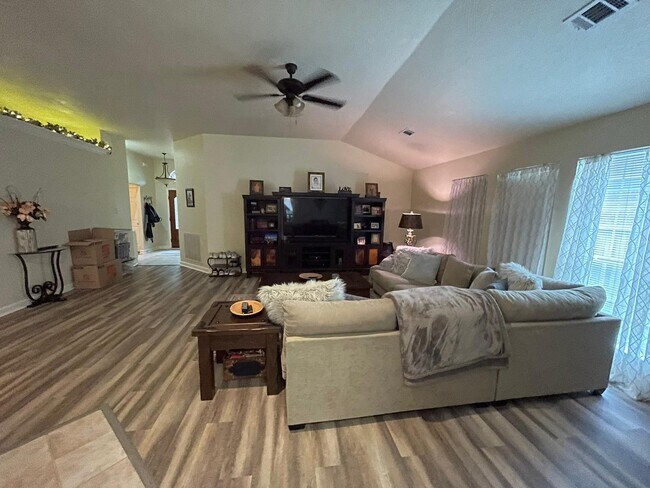 Foto del edificio - 4611 Silverlake Dr