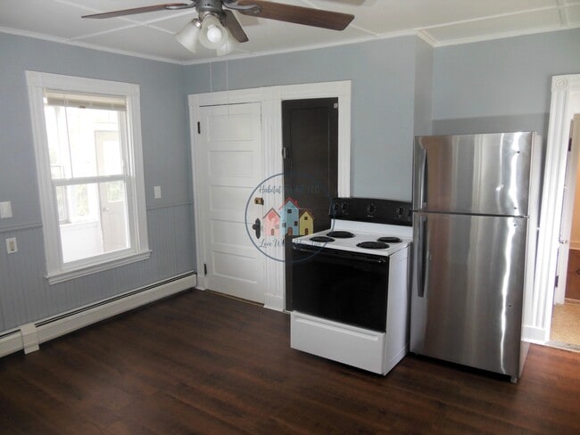 Kitchen (stove has been updated to stainless)) - 20 Drummond Ave