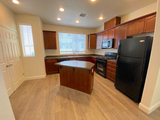 Building Photo - Luxury Townhouse 2 Master Suites - North M...