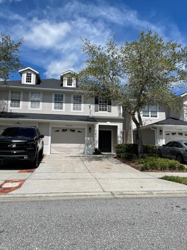 Foto del edificio - Spacious 3 bedroom, 2.5 bath townhouse in ...