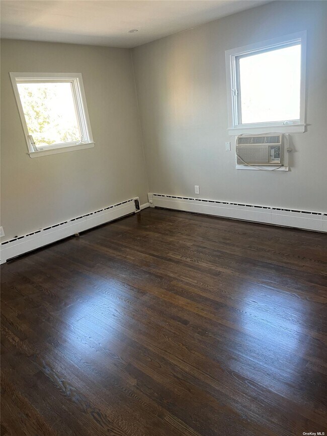 Foto del edificio - 545 E Jericho Turnpike