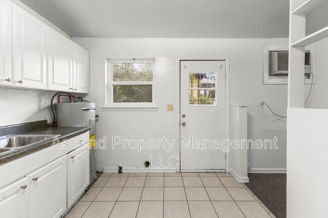 Building Photo - 1611 Roanoke Ave