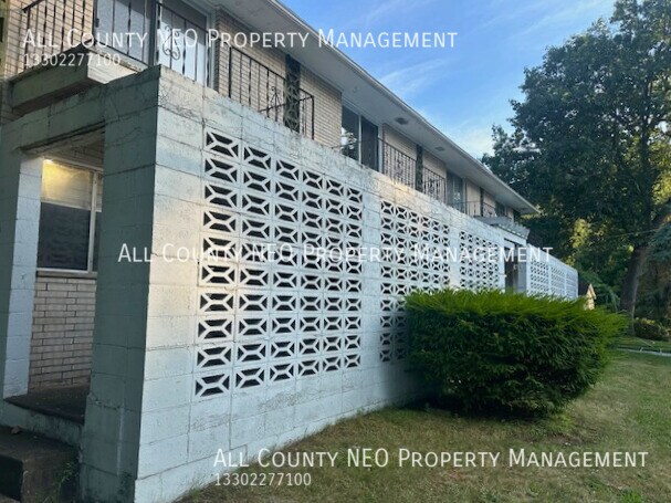 Building Photo - 2 Bedroom, 1 Bathroom located close to the...