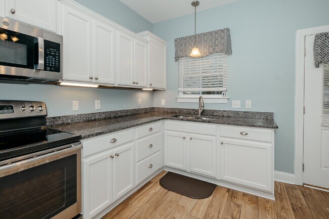Foto del edificio - Private 1-bed, 1-bath Unit with screened-in porch