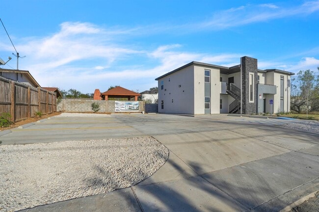 Foto del edificio - 2707 Sanders Ave