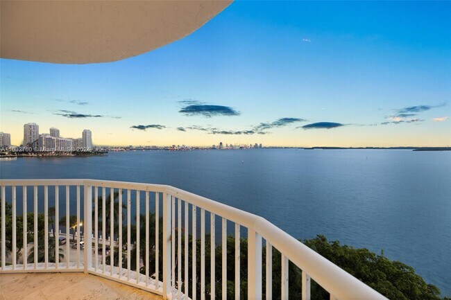 Foto del edificio - 1420 Brickell Bay Dr