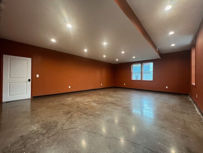 Building Photo - Commercial Space! Perfect for fitness/yoga...