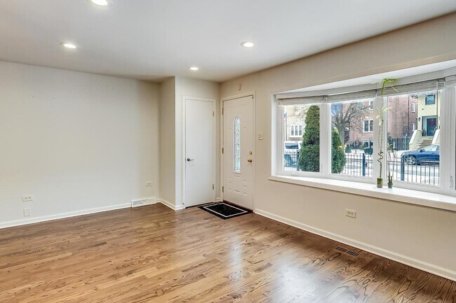 Foto del edificio - 2450 W Erie St