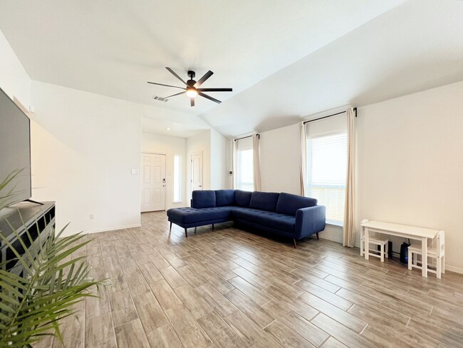 Foto del edificio - Modern and Beautiful - 3/BR and 2/BA Home ...