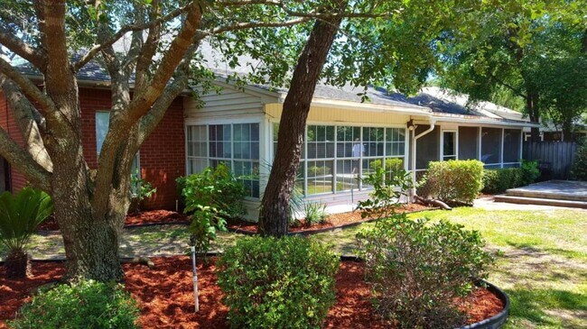 Foto del edificio - 1592 Parkwood Ct W