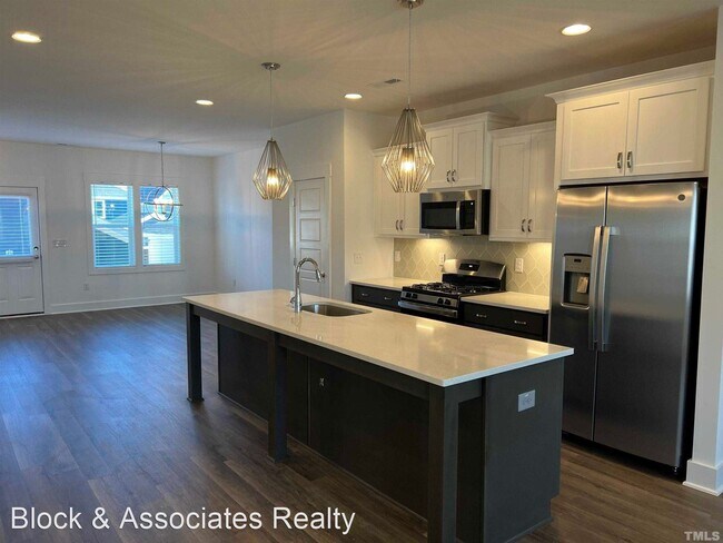 Building Photo - 3 br, 2.5 bath House - 672 Vine Parkway