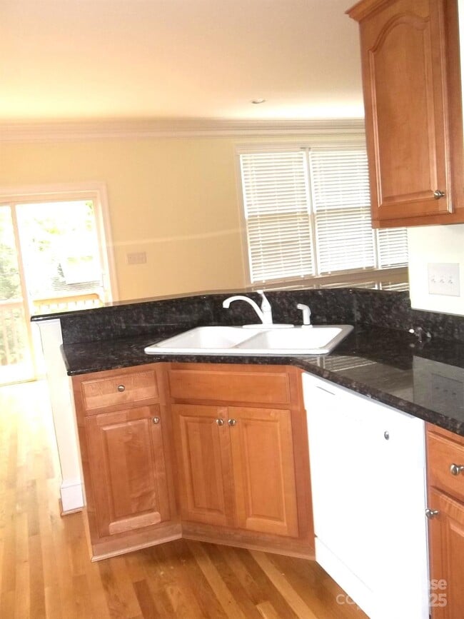 Foto del edificio - 1830 Hall Ave